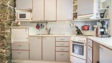Fridge, microwave, dishwasher, cookware/dishes/utensils