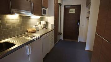 Fridge, microwave, dishwasher, cookware/dishes/utensils