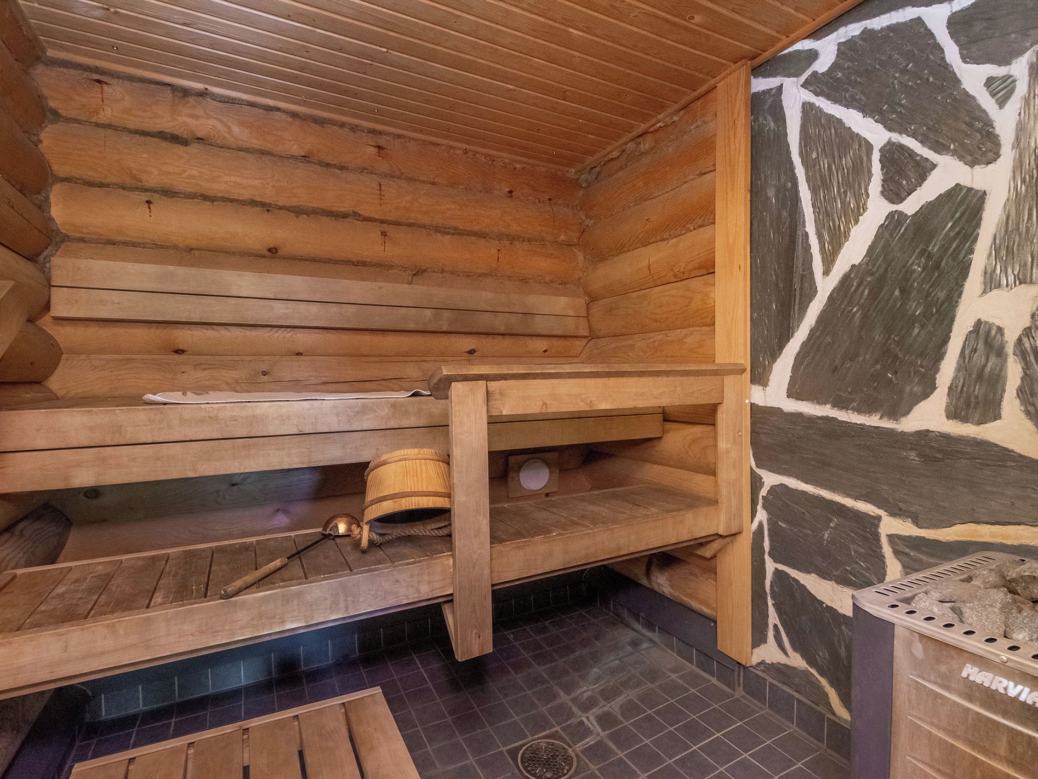 Puisesta laudelavasta ja kiviseinistä rakennettu sauna.