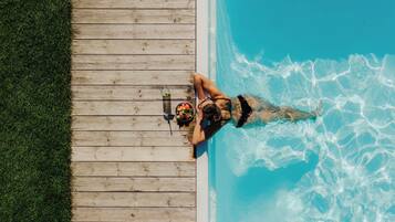 Piscine extérieure, parasols de plage, chaises longues