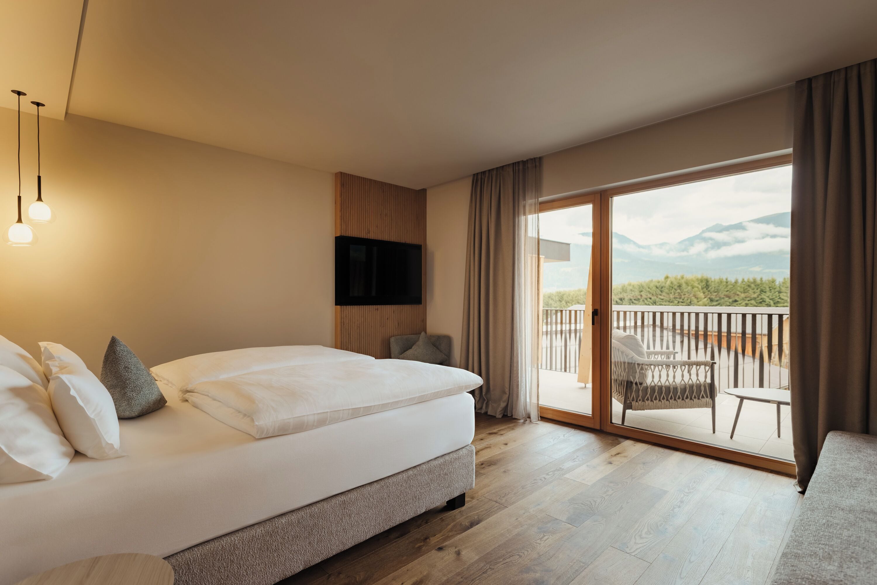 Deluxe Room Eiche | Hochwertige Bettwaren, Minibar, Zimmersafe, individuell dekoriert