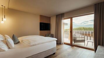 Deluxe Room Eiche | Hochwertige Bettwaren, Minibar, Zimmersafe, individuell dekoriert