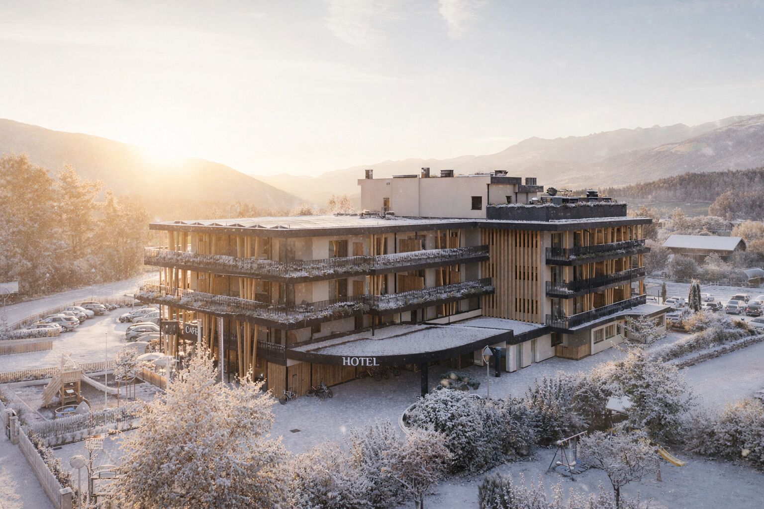 Un hôtel à plusieurs étages au design moderne, doté de balcons et d’un espace extérieur couvert.