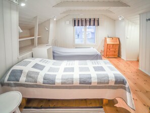 2 bedrooms, iron/ironing board, Internet