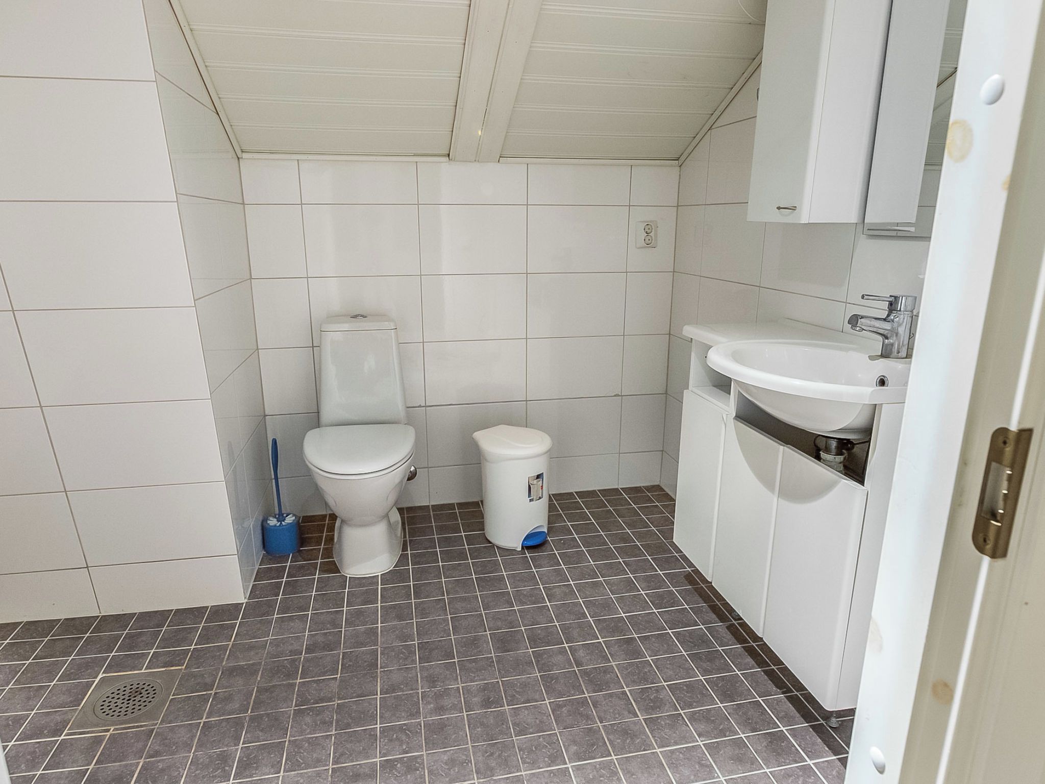 Une petite salle de bain propre, équipée de toilettes, d’un bidet et d’un lavabo.