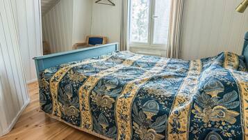 2 bedrooms, iron/ironing board, internet