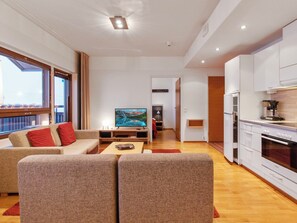 En moderne lejlighed med opholdsstue, køkken og balkon.