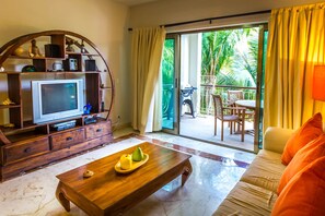 TV, DVD player - Luxury 3 bedroom Condo in Paseo del Sol by BRIC (Playa del Carmen)