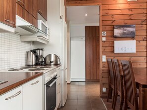 Fridge, microwave, dishwasher, cookware/dishes/utensils - Villa ylläs 101 by Interhome (Ylläsjärvi)