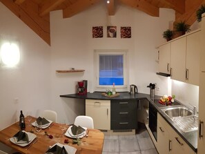 Kühlschrank, Geschirrspüler, Kochgeschirr/Geschirr/Besteck