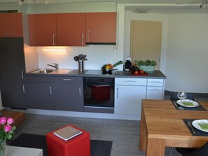 Kühlschrank, Geschirrspüler, Kochgeschirr/Geschirr/Besteck