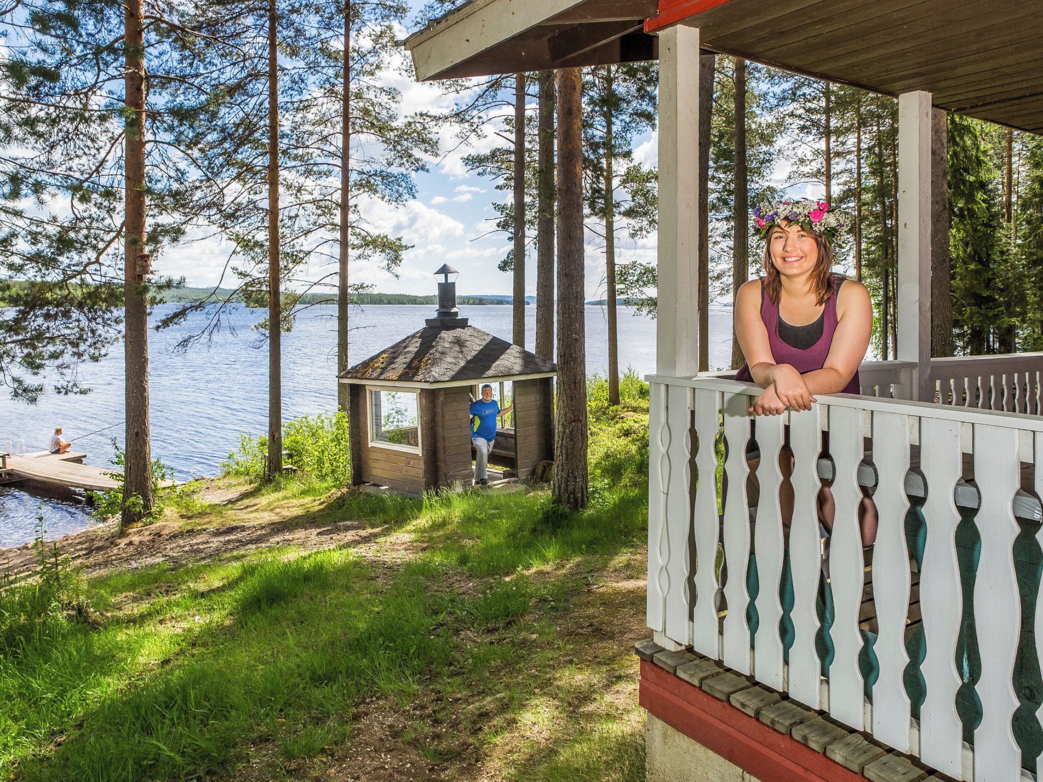 Un belvédère en bois offrant une vue sur un lac et des arbres.
