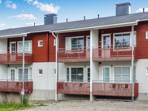 A multi-story residential building with balconies, windows, and a gravel ground. - Levi star 2, as. 409 by Interhome (Kittilä)