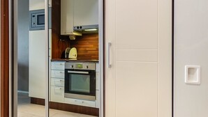 Eine Küche mit Mikrowelle, Backofen und Toaster.