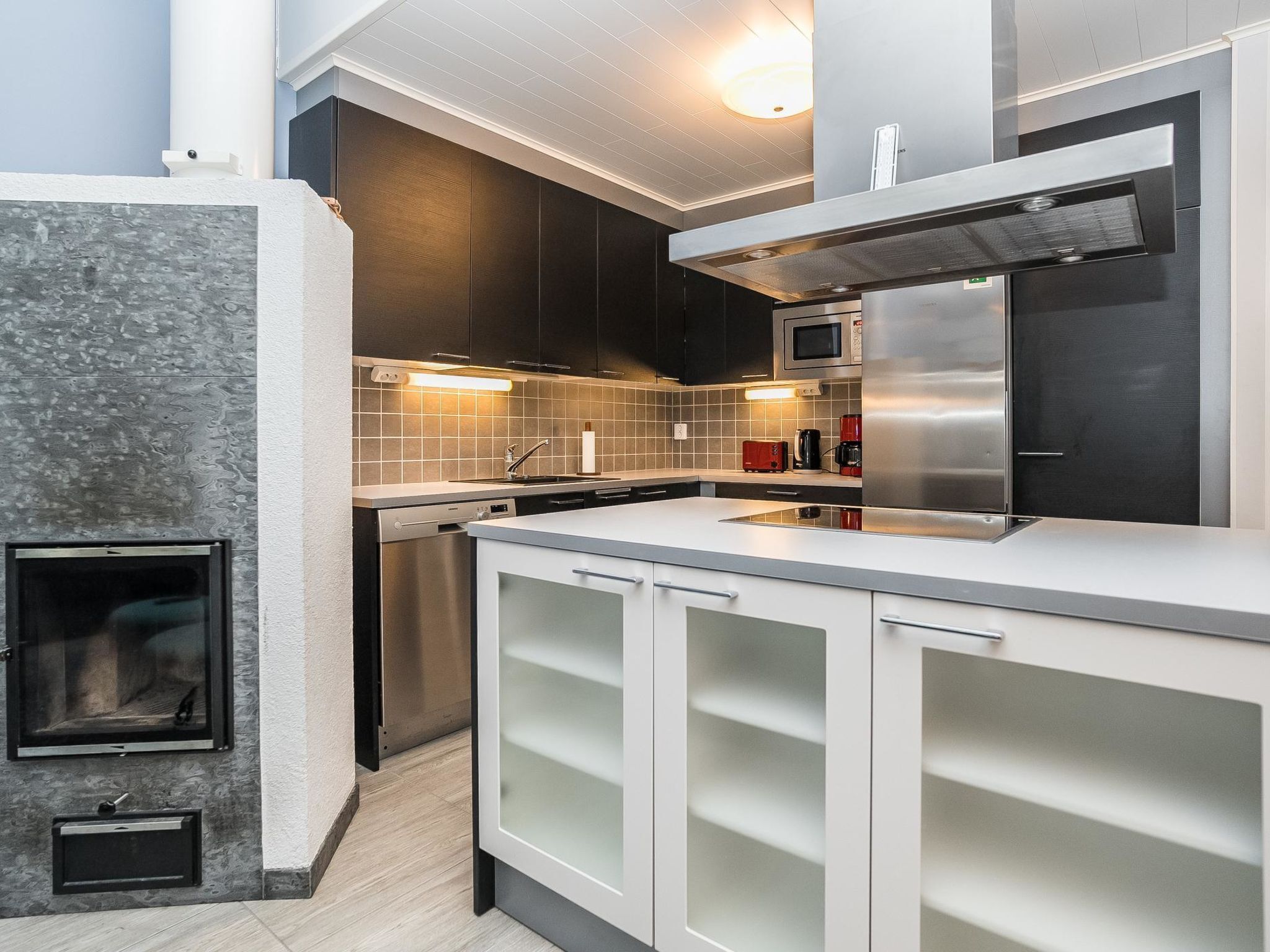 雪櫃、微波爐、洗碗機、高腳椅