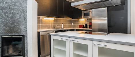 Frigorifero, microonde, lavastoviglie, seggiolone