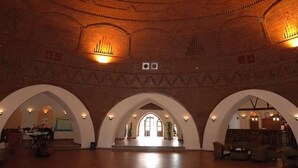 Un'ampia sala con soffitti a volta e una zona centrale aperta.