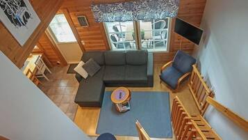 Una televisión, una chimenea