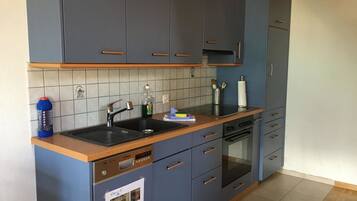 Fridge, microwave, dishwasher, cookware/dishes/utensils