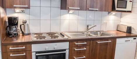 Fridge, microwave, dishwasher, cookware/dishes/utensils