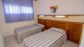 1 slaapkamer, een strijkplank/strijkijzer, internet, beddengoed