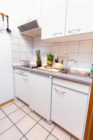 KĂŒhlschrank, Mikrowelle, Toaster, Hochstuhl