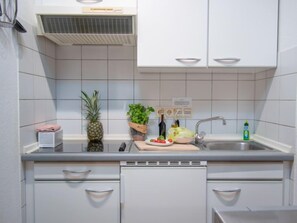 Kühlschrank, Mikrowelle, Toaster, Hochstuhl