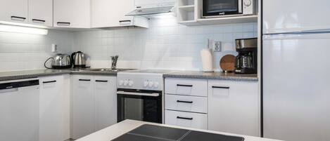 雪櫃、微波爐、洗碗機、廚房用具/餐具/器皿