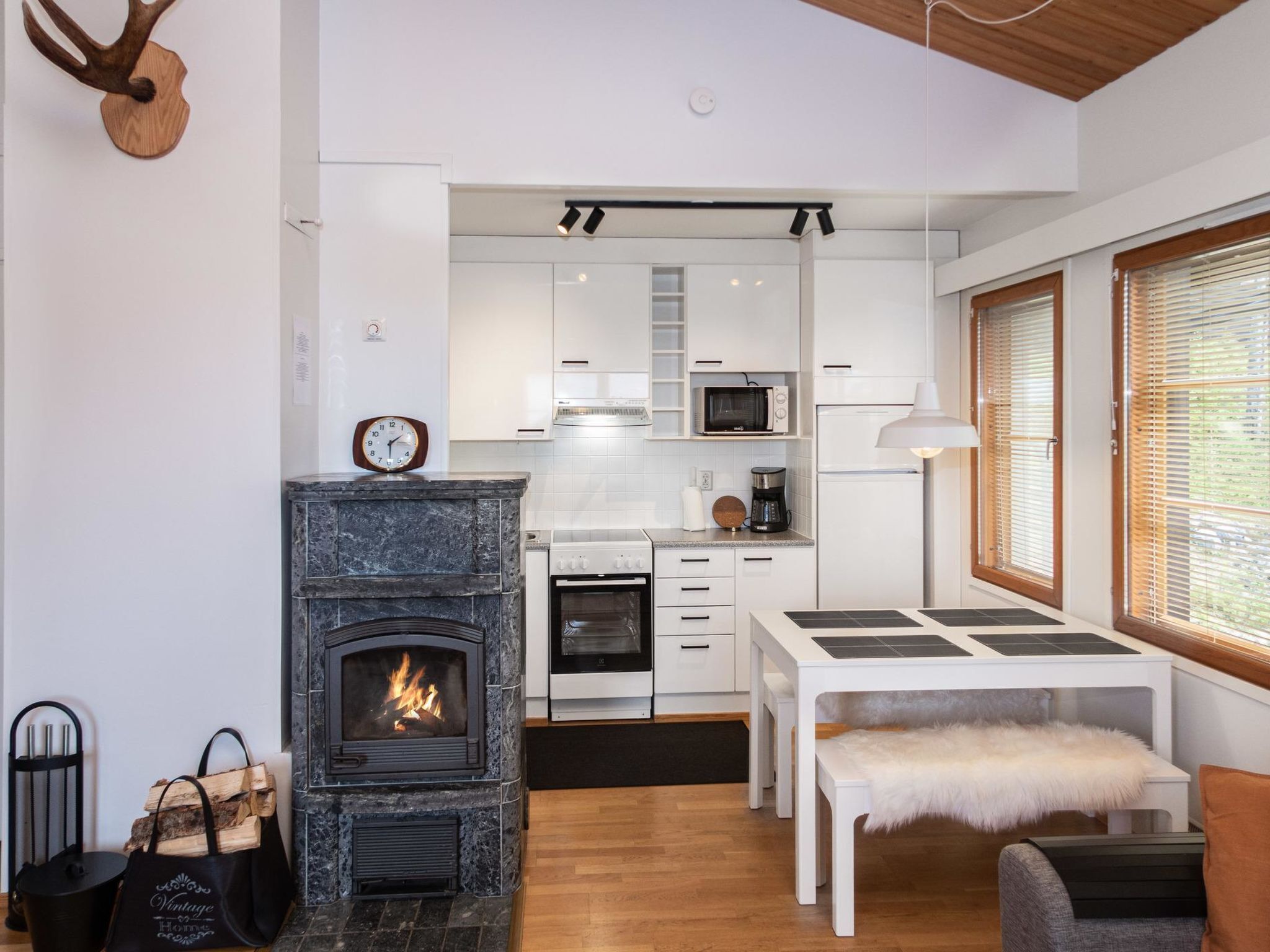 Kjøleskap, mikrobølgeovn, oppvaskmaskin og kjøkkenutstyr