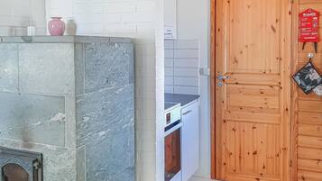 Fridge, microwave, dishwasher, cookware/dishes/utensils