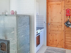 Refrigerador, microondas, lavavajillas y utensilios de cocina 