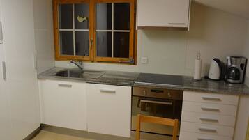 Kühlschrank, Geschirrspüler, Kochgeschirr/Geschirr/Besteck