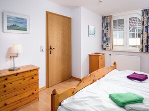 2 slaapkamers, een bureau, een strijkplank/strijkijzer, wifi