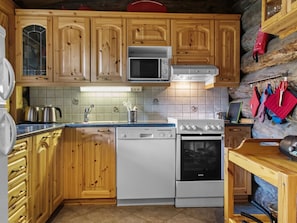 Jääkaappi, mikroaaltouuni, astianpesukone