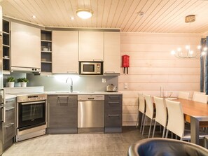 冷蔵庫、電子レンジ、食器洗い機、調理器具と食器