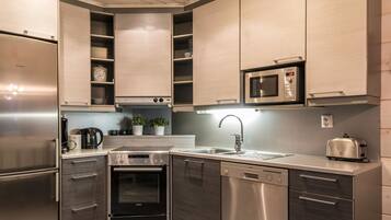 Fridge, microwave, dishwasher, cookware/dishes/utensils