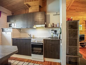 Refrigerador, microondas, lavavajillas y utensilios de cocina 