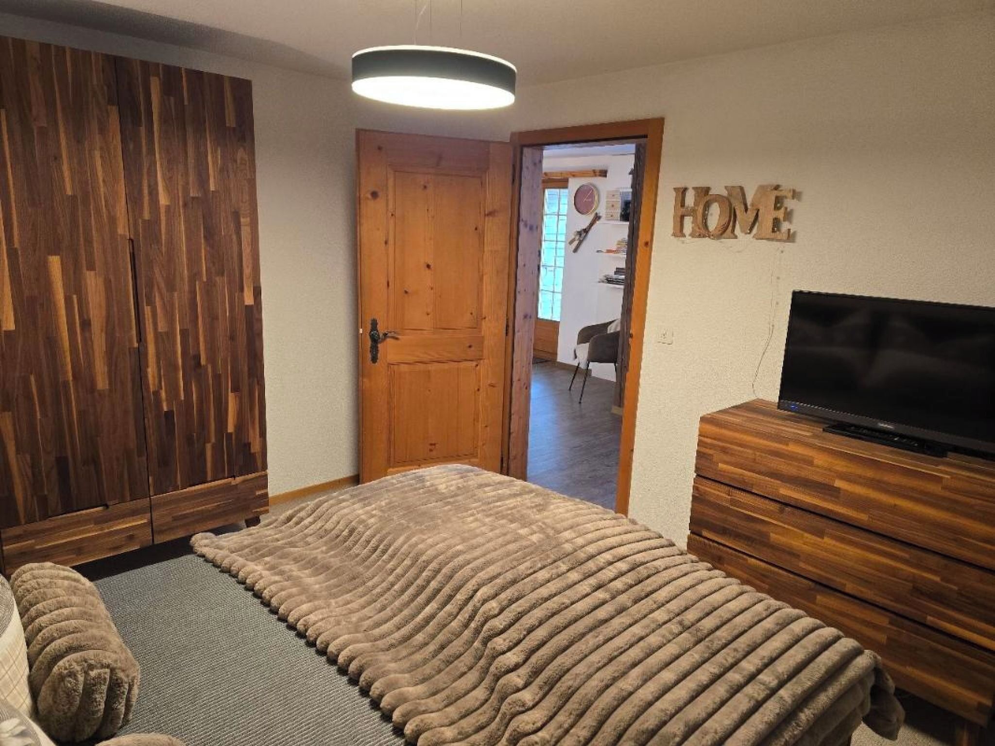 1 室のベッドルーム、WiFi