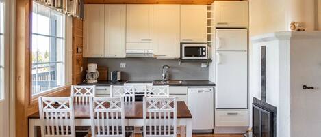 Kühlschrank, Mikrowelle, Geschirrspüler, Kochgeschirr/Geschirr/Besteck