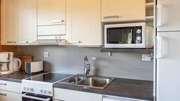 Køleskab, mikrobølgeovn, opvaskemaskine, køkkentøj/tallerkener/redskaber