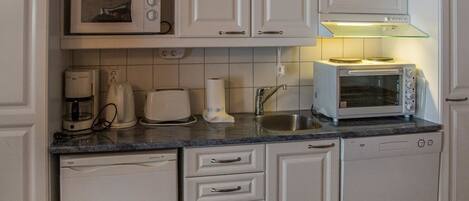 Køleskab, mikrobølgeovn, opvaskemaskine, køkkentøj/tallerkener/redskaber