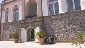 A historic building with arched windows and a stone facade. - Casa Bacot - Four Bedroom Villa, Sleeps 8 (Canneto)