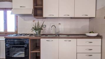 Fridge, oven, cookware/dishes/utensils, dining tables