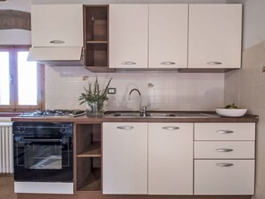 Kühlschrank, Ofen, Kochgeschirr/Geschirr/Besteck, Esstisch