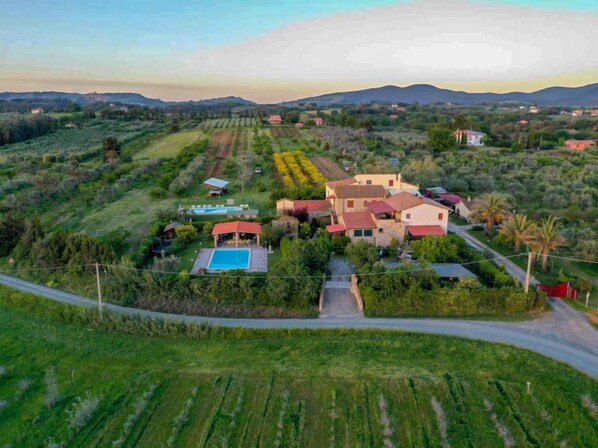 المنشأة من الخارج