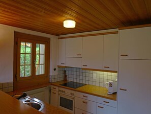 Jääkaappi, keittoastiat/astiat/ruokailuvälineet