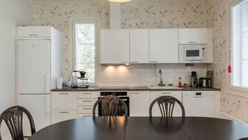 Refrigerador, microondas, lavavajillas, silla alta para bebés