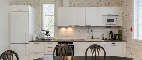 Refrigerador, microondas, lavavajillas, silla alta para bebés