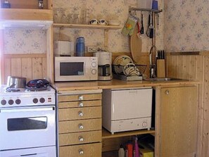 Kühlschrank, Mikrowelle, Geschirrspüler, Kochgeschirr/Geschirr/Besteck