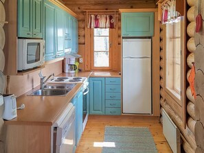 Køleskab, mikrobølgeovn, opvaskemaskine, køkkentøj/tallerkener/redskaber